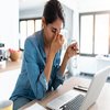 Stressed business woman working from home on laptop looking worr Fünf persönliche Stressverstärker – und was dahinter steckt